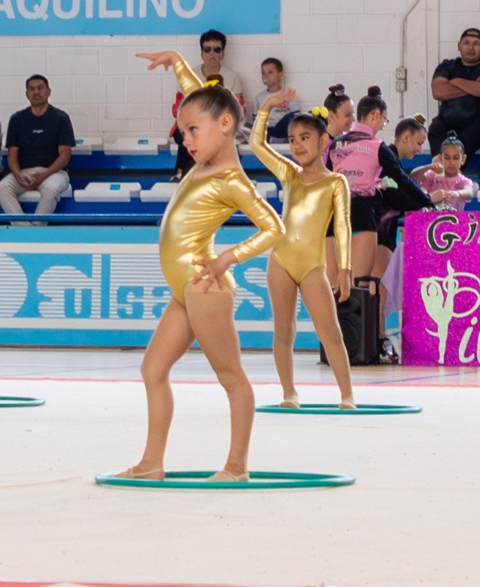 Gimnastas de Cantera durante una actuación con aros