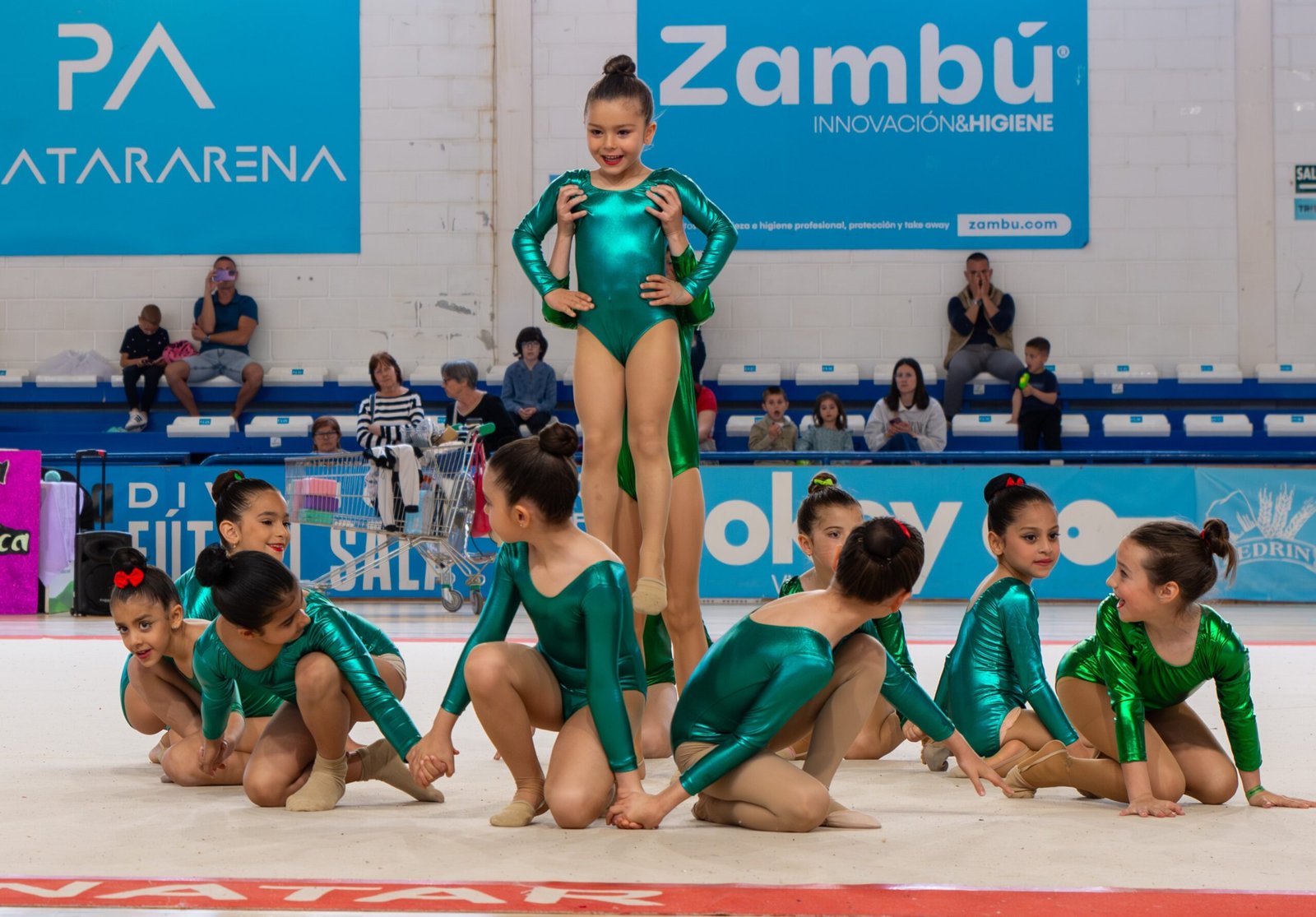 Grupo de Cantera en una coreografía de exhibición